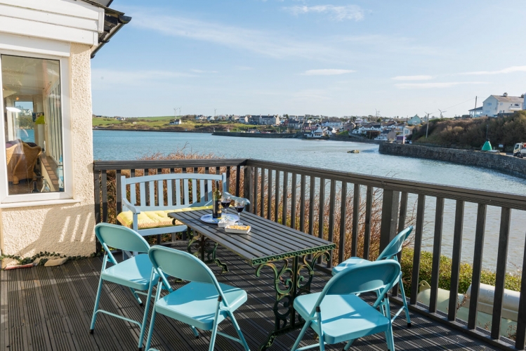 The Moorings Outside